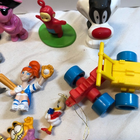 Junk drawer lot of vintage figures, pencil toppers , Strawberry short cake doll - Picture 4 of 12